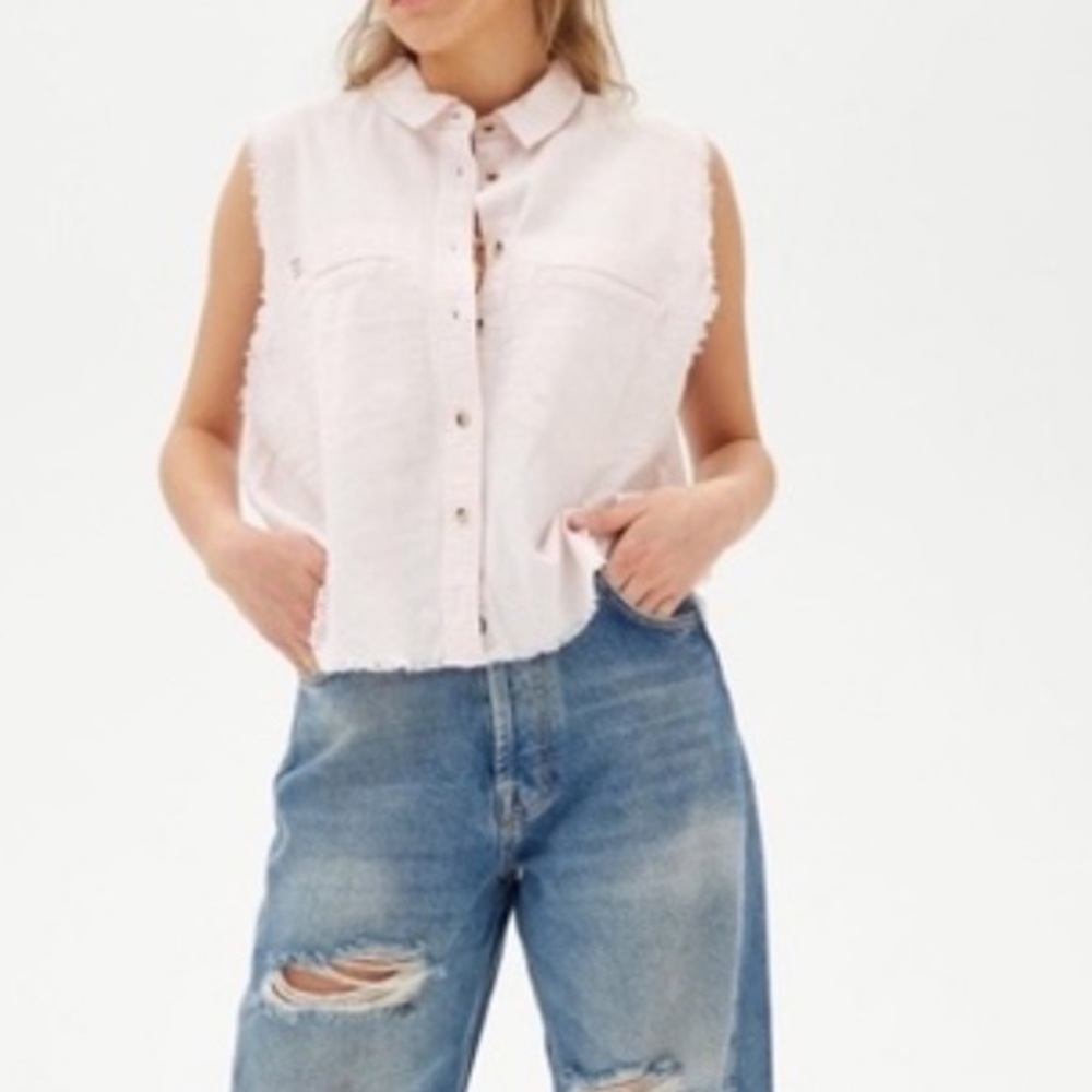 🌻EUC • BDG • Georgie Sleeveless Button Down •